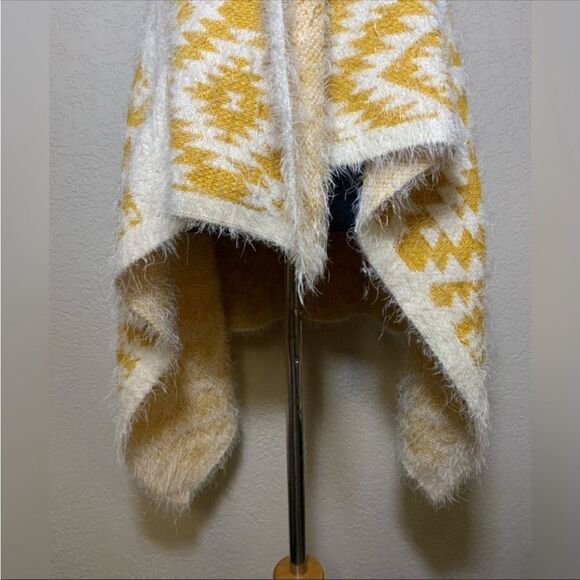 Yellow and white wrap sweater - Picture 3 of 11